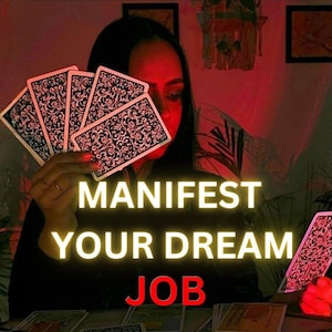 Puede incluir: Un conjunto de cartas de tarot con intrincados patrones florales en blanco y negro sostenidas en abanico. El texto MANIFEST YOUR DREAM JOB se muestra en letras amarillas y rojas brillantes. Otras cartas de tarot están extendidas debajo.