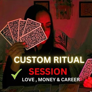Puede incluir: Un conjunto de cartas de tarot con intrincados patrones en blanco y negro sostenidas en abanico. El texto CUSTOM RITUAL SESSION con una marca de verificación verde y las palabras LOVE, MONEY & CAREER aparecen en el centro sobre un fondo oscuro.