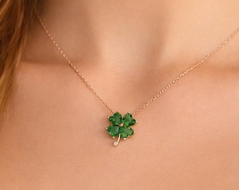 Collar de oro de 14 quilates con colgante de trébol de cuatro hojas y esmeralda (piedra natal), collar de la suerte, delicado regalo de joyería de oro para ella, regalo de Navidad