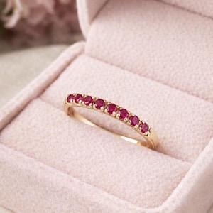 Natural Ruby Half Eternity-band - Micro Pave Ruby Eternity-band verkrijgbaar als 14k roségoud, witgoud of geelgoud / Labor Day Sale