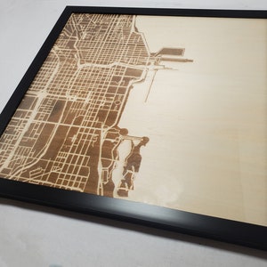 Mapa de Chicago grabado en madera de 12 x 12 enmarcado