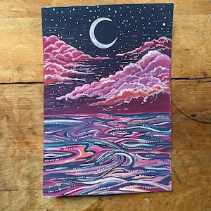 Pode incluir: Uma pintura de um céu noturno com uma lua crescente e estrelas acima de nuvens rosa e roxas. Abaixo, um mar ondulado em tons de azul, rosa e roxo. A obra de arte está em uma tela retangular.