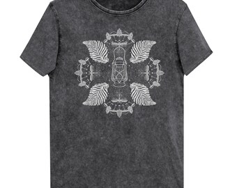 Woodland Wonders Denim T-Shirt, Laterne, Glühwürmchen, Farn, Morchel, Pilze, Hütte, Sammler, Waldboden, Kabine, Leuchtkäfer,