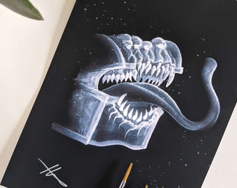 Puede incluir: Dibujo en tinta blanca de una criatura monstruosa con múltiples filas de dientes y una lengua larga sobre un fondo negro. La criatura parece ser un cráneo con una boca abierta.