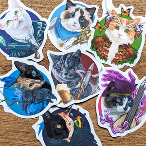 Peut inclure: Un ensemble de dix autocollants colorés représentant différents chats avec divers accessoires. Les autocollants sont ronds et ont une bordure blanche. Les chats sont représentés dans un style cartoon et ont des expressions différentes. Certains chats portent des chapeaux, des lunettes ou des bijoux. Les autocollants sont parfaits pour ajouter une touche de fantaisie aux ordinateurs portables, aux bouteilles d'eau ou aux cahiers.