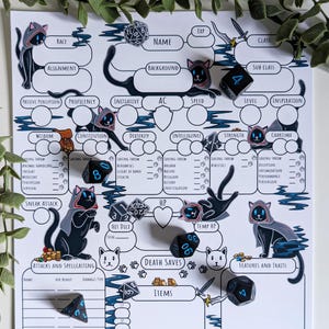 以下が含まれることがあります： 猫をテーマにしたテーブルトップロールプレイングゲーム用の白黒のキャラクターシート。シートには、キャラクターのステータス、能力、スキルのためのスペースがあります。シートには、青いフード付きの黒い猫など、いくつかのサイコロとトークンがあります。