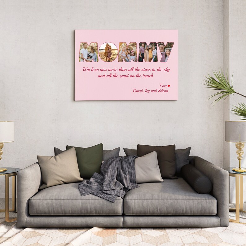 Op de afbeelding: Roze canvas print met het woord "MOMMY" in grote letters. Elke letter is gevuld met een andere familiefoto. De tekst eronder luidt "We love you more than all the stars in the sky and all the sand on the beach. Love, David, Toy and Selena."