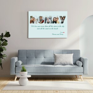 Op de afbeelding: Een lichtblauwe canvasprint met het woord "MOMMY" gespeld in foto's van een gezin. De tekst eronder luidt "We love you more than all the stars in the sky and all the sand on the beach. Love, Thomas and Henry."