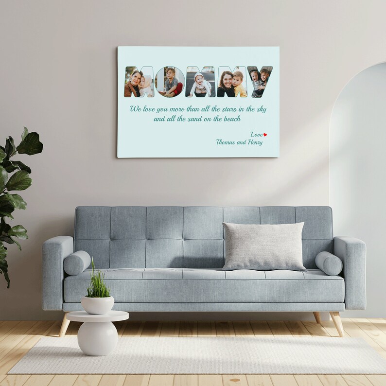 Op de afbeelding: Een lichtblauwe canvasprint met het woord "MOMMY" gespeld in foto's van een gezin. De tekst eronder luidt "We love you more than all the stars in the sky and all the sand on the beach. Love, Thomas and Henry."