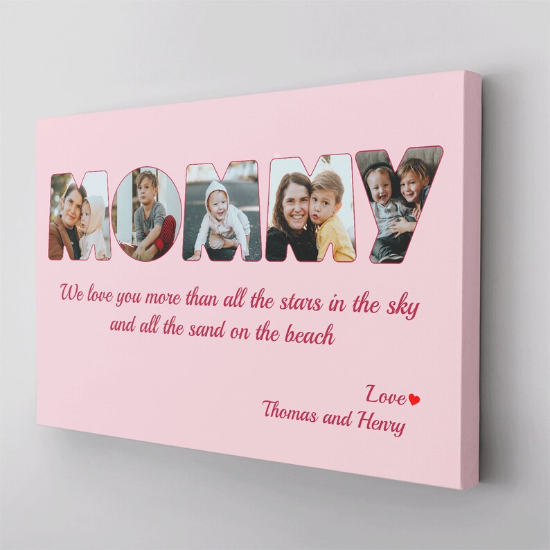 Op de afbeelding: Roze canvas print met het woord "MOMMY" in grote letters. Elke letter is gevuld met een andere foto van kinderen. De tekst eronder luidt "We love you more than all the stars in the sky and all the sand on the beach. Love, Thomas and Henry."