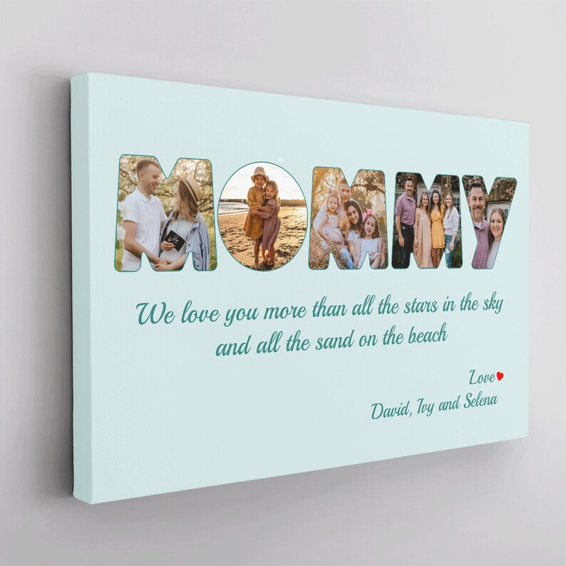 Op de afbeelding: Een lichtblauwe canvasprint met het woord "MOMMY" in grote, turquoise letters. Elke letter is gevuld met een andere familiefoto. De tekst eronder luidt "We love you more than all the stars in the sky and all the sand on the beach. Love, David, Toy and Selena."
