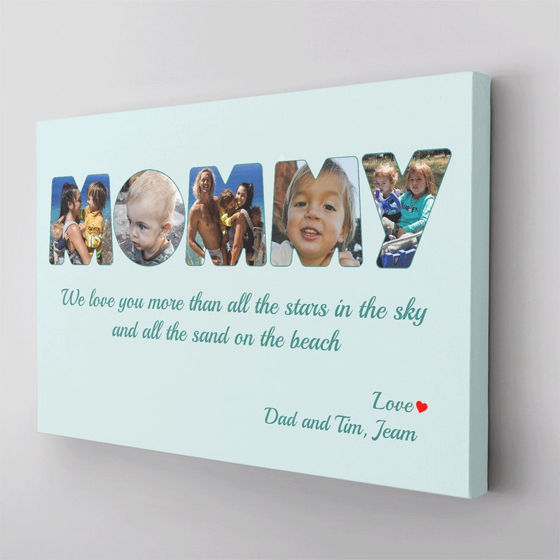 Op de afbeelding: Een lichtblauwe canvas print met het woord "MOMMY" in grote letters. Elke letter is gevuld met een andere foto van kinderen. De tekst eronder luidt "We love you more than all the stars in the sky and all the sand on the beach. Love, Dad and Tim, Jeam."