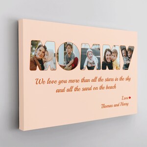 Op de afbeelding: Een perzikkleurige canvasprint met het woord "MOMMY" in grote, bruine letters. Elke letter is gevuld met een andere foto van kinderen. De tekst eronder luidt "We love you more than all the stars in the sky and all the sand on the beach. Love, Thomas and Henry."