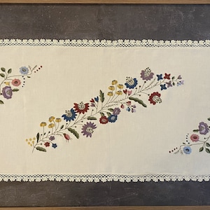 Chemin de table en lin beige brodé à la main avec un motif floral délicat
