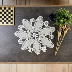 Wit kanten gehaakt kleedje voor elegant decor, 17,7 inch