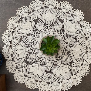 Charmant handgemaakt gehaakt kleedje in wit, diameter 13 inch