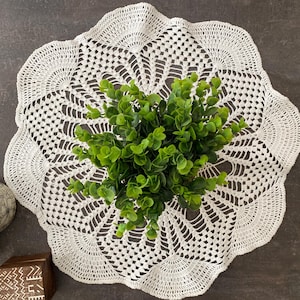 Charmant handgemaakt gehaakt kleedje in wit, diameter 20 inch
