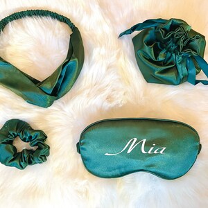 Personaliseer gepersonaliseerde Fancy satijnen slaapaccessoires/reisset: Zijden slaapmasker, satijnen haarband, satijnen scrunchies, satijnen tasje met trekkoord Groen