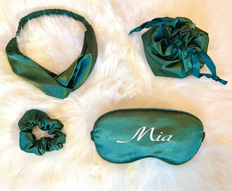 Personaliseer gepersonaliseerde Fancy satijnen slaapaccessoires/reisset: Zijden slaapmasker, satijnen haarband, satijnen scrunchies, satijnen tasje met trekkoord Groen