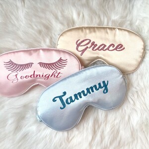 Personaliseer gepersonaliseerde Fancy satijnen slaapaccessoires/reisset: Zijden slaapmasker, satijnen haarband, satijnen scrunchies, satijnen tasje met trekkoord Champagne