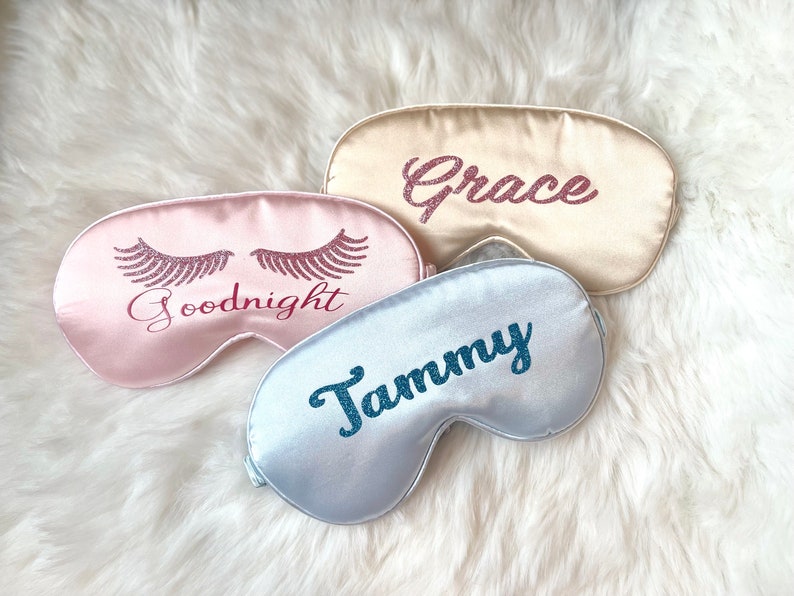 Personaliseer gepersonaliseerde Fancy satijnen slaapaccessoires/reisset: Zijden slaapmasker, satijnen haarband, satijnen scrunchies, satijnen tasje met trekkoord Champagne