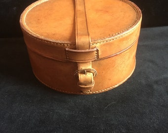 Quality Antique Leather Gentleman’s Collar or Accoutrement Box - ideal for travel or home.