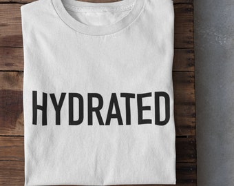 Hydratisiertes T-Shirt | Unisex T-Shirt | Lustiges Text Shirt | Trink Wasser Erinnerung | Wellness Tshirt | Hydration Bekleidung | Fitness Kleidung | Geschenkidee