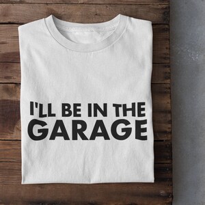 I'll Be In The Garage T シャツ | おもしろいメカニック T シャツ | 自動車愛好家へのギフト | お父さんシャツ | 趣味人向けアパレル | ワークショップ用衣類 | 自動車愛好家