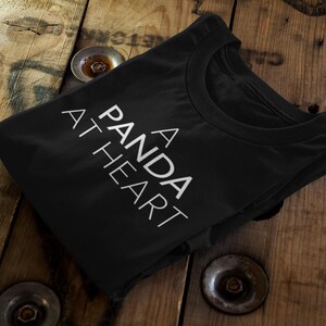 Chemise drôle de panda | Un panda en coeur | Joli haut animal Chill | T-shirt graphique Nap Mood | T-shirt Lazy Day | Chemise noire et blanche Vibe