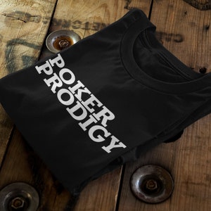 T-shirt Prodigy Poker | Chemise de poker unisexe | Passionné de jeu | Amoureux du jeu de cartes | Texte de poker plein d'esprit | Cadeau Texas Hold'em | Tournoi de poker