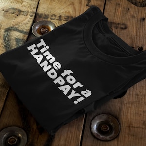 tempo de HANDPAY Camiseta | T do fã do casino | Máquina de entalhe do jackpot camiseta de &lt;br&gt; Entrega Rápida? Presente para entusiasta de jogos de azar | Vestuário do momento vencedor | Top estilo cassino
