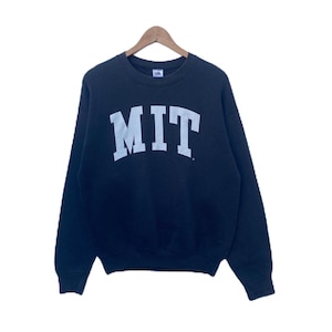 Puede incluir: Una sudadera azul oscuro con la palabra "MIT" impresa en blanco en la parte delantera.