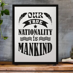 Puede incluir: Impresi&oacute;n enmarcada en blanco y negro con el texto "Our True Nationality is Mankind" con una estrella y acentos de plumas.