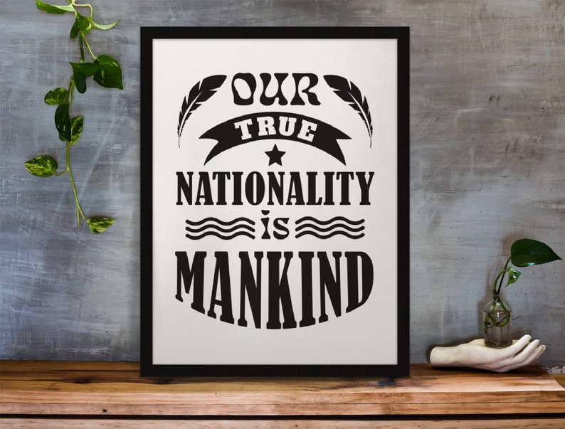 Puede incluir: Impresi&oacute;n enmarcada en blanco y negro con el texto "Our True Nationality is Mankind" con una estrella y acentos de plumas.