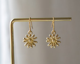 Dainty Gold Daisy Earrings, Daisy Drop Earrings, Gold Dangle Earrings, Dainty Gold Earrings, Flower Earrings, Minimalist Drop Earrings, Gift