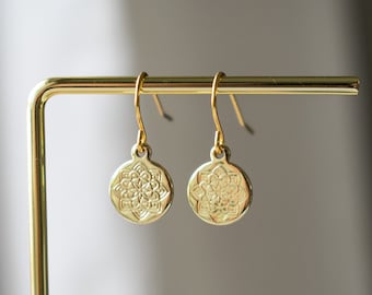 Dainty Gold Disc Earrings, Dainty Gold Coin Earrings, Circle Drop Earrings, Disc Drop Earrings, Geometric Earrings, Minimalist Drop Earrings