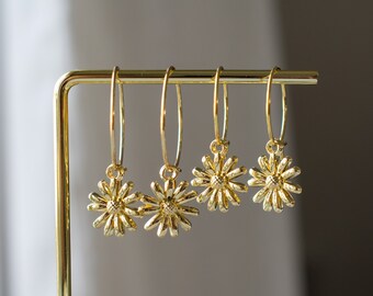 Dainty Gold Daisy Hoops, Gold Daisy Earrings, Gold Flower Hoops, Dainty Gold Charm Earrings, Flower Earrings, Minimalist Earrings, Gift