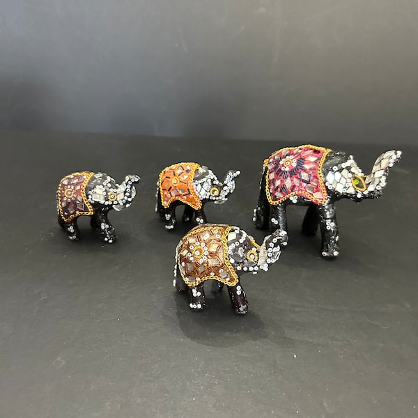 Conjunto de 4 elefantes con cuentas de la India, escritorio ornamentado y caprichoso o arte de estante