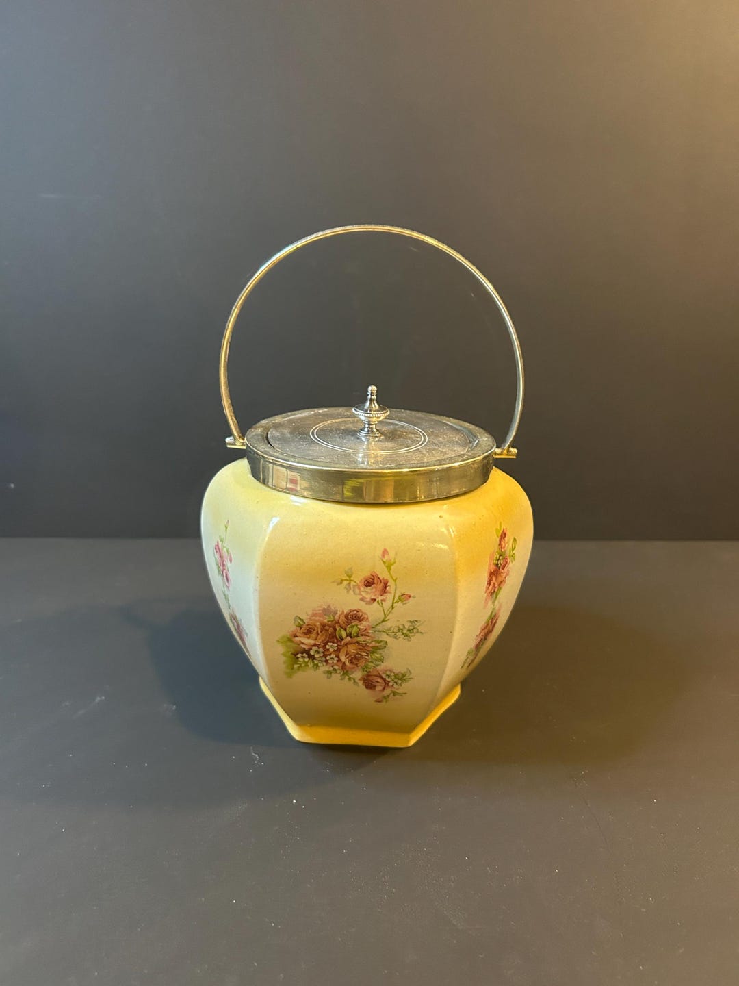 アンティークフローラルビスケットバレル：ロバーツ＆ベルク シルバー