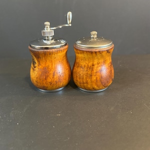 Conjunto de moedor de sal e pimenta de madeira de meados do século: utensílios de cozinha Honey Brown