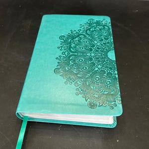 Bible de référence compacte LSG, Références croisées avec des lettres rouges en similicuir bleu sarcelle, Cartes en couleur, Bible facile à lire, légèrement usagée