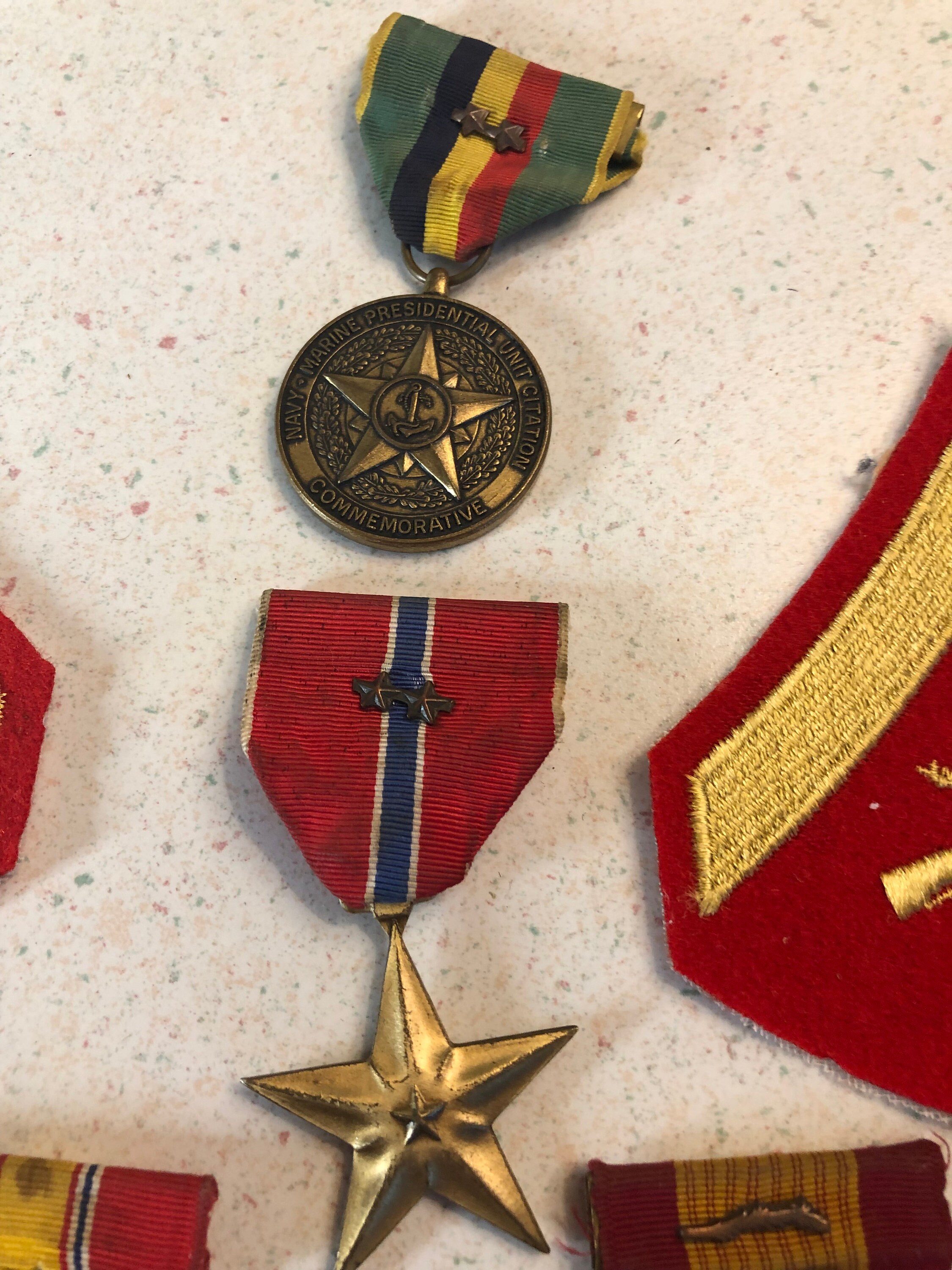 Cuatro auténticas medallas militares vintage de EE. UU. y dos parches  artículos geniales -  España