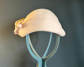 Cappello vintage in lana prodotto negli Stati Uniti Colore pesca ornato con nastro in vetro incorporato Elegante e senza tempo