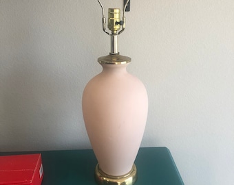 Belle lampe de table vintage, verre rose et laiton, Wescal