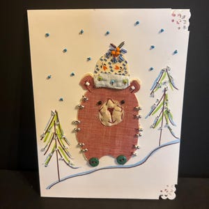 Handgemaakte gewatteerde berenkaart met kralen | Unieke kerstkaart | Getextureerde winterkunstkaart | Handgenaaide wenskaart | Leuk cadeau-idee