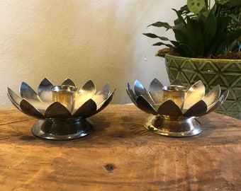 Candelabros Leonard Silver Lotus – Pareja vintage plateada – Decoración moderna de mediados de siglo – Candelabros cónicos – Conjunto floral japonés de los años 60