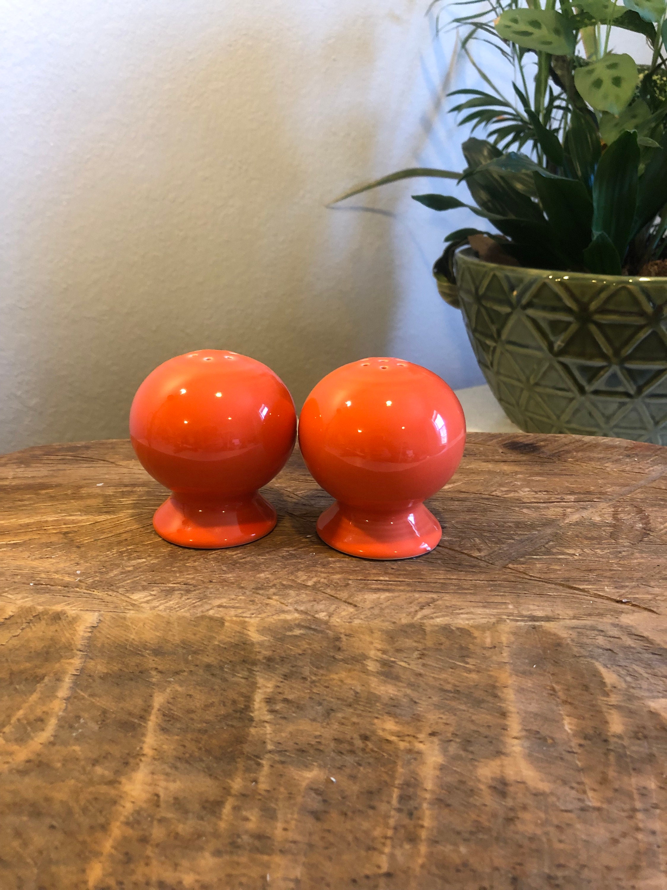 Mid Century Modern Orange Salt and Pepper Shakers – Retro Pedestal Ceramic Pair – Bright Mod Kitchen Decor – Vintage MCM Tableware