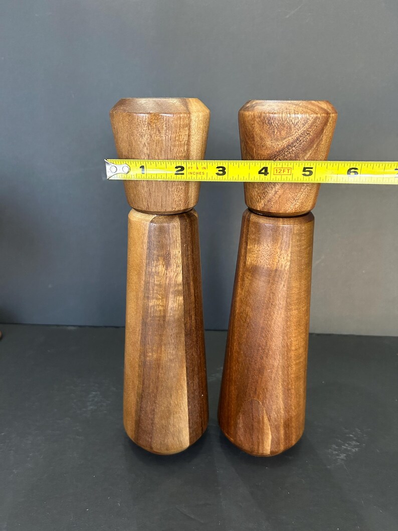 Pu&ograve; includere: Due saliere e pepiere in legno con un design conico. I salieri sono alti circa 12,7 cm.