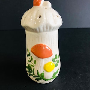 Vintage Mushroom Salt or Pepper Shaker – 4.5” Ceramic Cottagecore Kitchen Decor, 70s Mushroom Kitsch, Retro Herb Spice Jar
