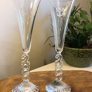 Pair of Year 2000 Champagne Flutes – Etched Glass Toasting Glasses – Millennium Celebration Stemware – Vintage 2000 Party Decor